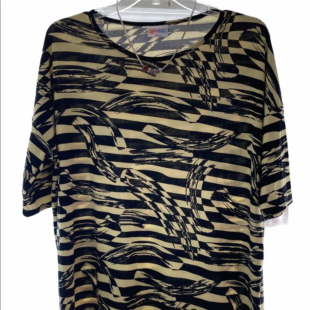 Medium LuLaRoe Bumble Irma Top